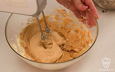 В глубокой посуде взбейте размягченное сливочное масло до пышности. Добавьте сгущенку и еще раз взбейте до однородности.