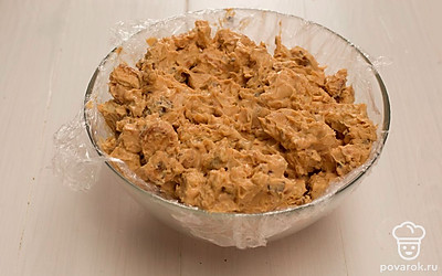 Всыпьте в получившуюся массу орехи, печенье и аккуратно, но тщательно перемешайте. Затем выложите на тарелку в виде горки и отправьте в холодильник на 4 часа.