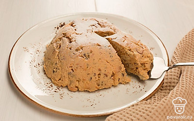 Нарежьте торт на порции и подавайте.