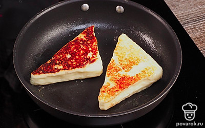 Обжарьте сулугуни. Нарежьте сыр толстыми ломтиками, посыпьте мукой. Положите на сковороду масло, растопите его на умеренном огне. Обжарьте ломтики сыра с двух сторон до золотистого цвета 30-40 секунд.