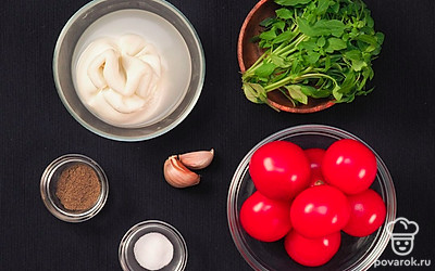 Подготовьте продукты для бурраты с помидорами. Помидоры промойте, обсушите, нарежьте тонкими дольками. Листики базилика нарежьте мелко. 4-5 листиков оставьте для подачи. Чеснок мелко порубите.