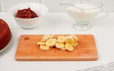 Банан нарежьте кружочками.