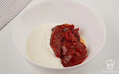 Выложите сметану в глубокую миску, добавьте сгущенку.