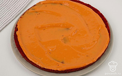 Выложите на тарелку первый корж, смажьте его кремом.