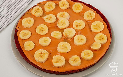 Поверх крема выложите кружочки банана.