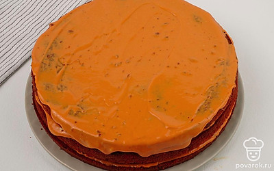 Выложите последний корж, смажьте кремом. Уберите в холодильник, чтобы торт успел пропитаться, минимум на 4 часа, лучше на ночь.