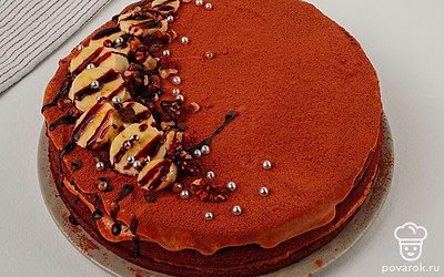 Украсьте торт по своему усмотрению и вкусу.