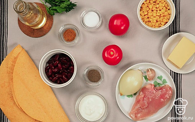 Откройте банки с фасолью и кукурузой. Фасоль откиньте на дуршлаг, чтобы стекла лишняя жидкость. То же самое проделайте с кукурузой. Вымойте помидоры. Очистите лук и чеснок от кожуры. Лук нарежьте полукольцами. Чеснок порежьте на тонкие слайсы. Помидоры порежьте кубиками. На крупной терке натрите сыр.