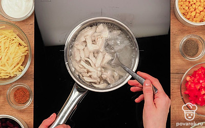 Приготовьте мясо. Куриное филе порежьте на тонкие ломтики и отварите 15 минут. Откиньте на дуршлаг и дайте воде стечь.