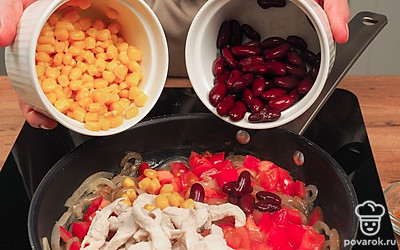 Добавьте в начинку мясо и фасоль. Переложите фасоль, консервированную кукурузу и отваренное куриное филе в сковороду к овощам. Добавьте соль и сухие специи, перемешайте.