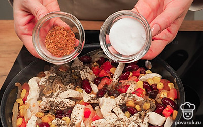 Обжарьте буррито на сковороде. Прогрейте 1-2 минуты лепешку на сковороде. Выложите в нее по очереди тертый сыр и начинку. Сверните в рулет. Смажьте буррито растительным маслом. Обжарьте со всех сторон на сковороде с добавлением 3 ст.л. растительного масла до появления золотой корочки.