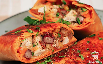 Ароматное питательное буррито снимите со сковороды, переложите на тарелку и посыпьте мелко нарезанной зеленью петрушки.