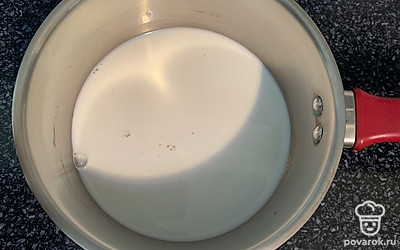 Вскипятите молоко с обычным и ванильным сахаром.