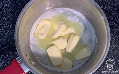 В горячее молоко добавьте сливочное масло. Перемешайте, дайте остыть.