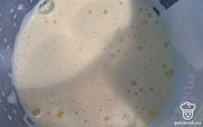 Яйца взбейте с солью до пышной массы.