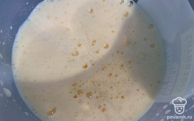 Соедините молочную смесь и яичную.