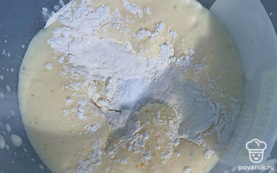 Добавьте майонез, муку и соду. Муку вводите частями.