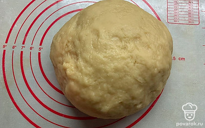 Замесите тесто. Дайте ему постоять 30 минут в холодильнике.