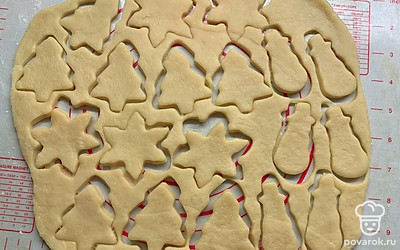 Раскатайте тесто. Формочками нарежьте коржики.