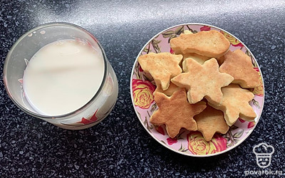 Подавайте печенье с молоком.