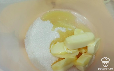 Сахар взбейте с размягченным маслом.