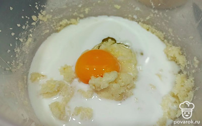 Далее вбейте яйцо в миску. Влейте молоко. Все взбейте. 