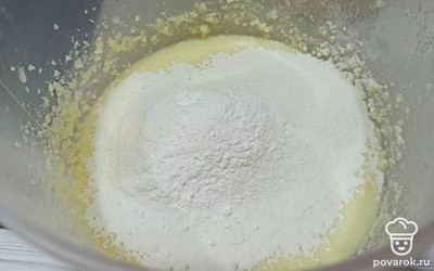 Просейте муку и разрыхлитель. Замешайте тесто. 