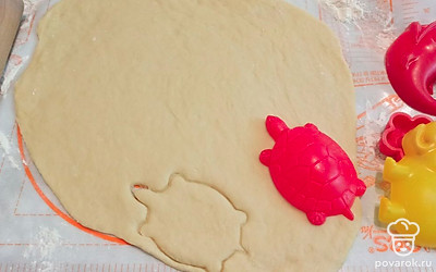 Тесто раскатайте и вырежьте из него формочками фигурки. 