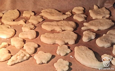 Выпекайте молочные коржики при 180 градусах 30 минут. 