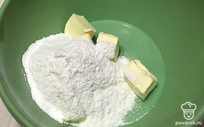 В миску переложите масло. Добавьте 100-120 грамм сахарной пудры.