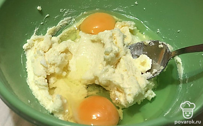 Перемешайте ложкой и добавьте яйца. Перемешайте массу до равномерности.