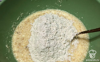 Введите постепенно муку и замешайте тесто.