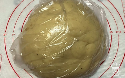 Полученное тесто уберите в пакет и отправьте в холодильник на 30 минут и более. Можете оставлять на ночь, так даже удобнее.