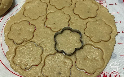 Формочкой вырежьте печенье.