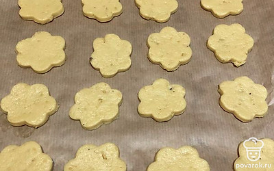 Разложите заготовки на противень, застеленный пергаментом. Поставьте в разогретую печь на 8-10 минут.