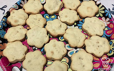 Готовое печенье выложите на блюдо и остудите.