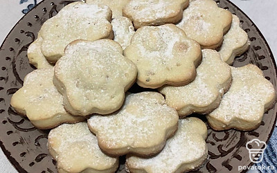 Посыпьте выпечку сахарной пудрой.