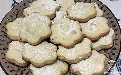 Подавайте печенье со свежезаваренным чаем или с молоком.