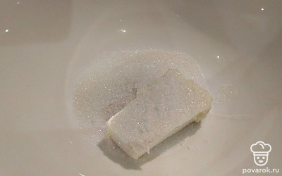 В миску выложите мягкое сливочное масло. Добавьте сахар, перемешайте.