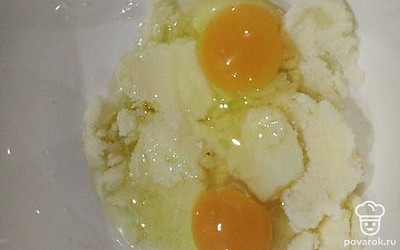 Вбейте яйца, перемешайте.