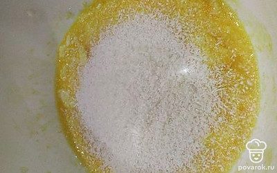 Добавьте кокосовую стружку, перемешайте.