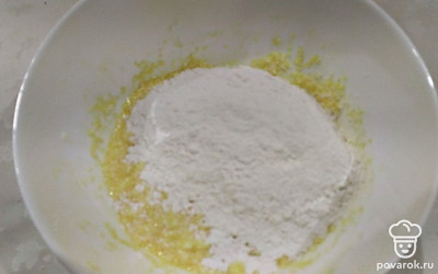 Всыпьте разрыхлитель и муку, перемешайте.