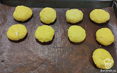 Сформируйте печенье и отправьте в разогретую духовку. Запекайте 20 минут при 180 градусах.