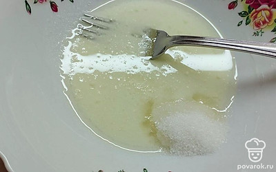 Добавьте ванилин, соль, сахар.