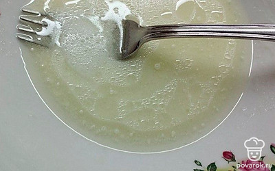 Добавьте соду и уксус.