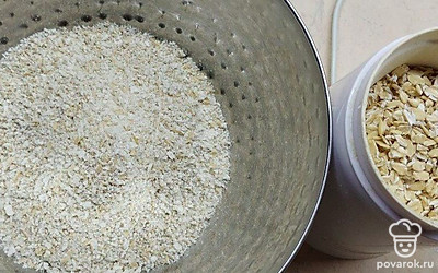 Овсяные хлопья измельчите в кофемолке.