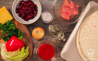 Откройте банку с фасолью. Вымойте филе курицы и просушите бумажным полотенцем, порежьте на мелкие кусочки. Вымойте болгарский перец, удалите семена и внутренние перегородки, порежьте тонкой соломкой. Промойте петрушку. Очистите лук от кожуры. Мелко нарежьте зелень и лук. Сыр натрите на крупной терке.