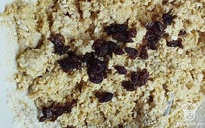 Добавьте изюм по желанию. Я люблю много сухофруктов в печенье, но дети не любят, поэтому кладу чуть-чуть.