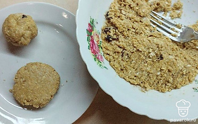 Спустя время скатайте шарики и сделайте из них лепешки.