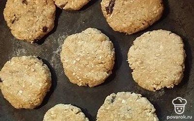 Выложите заготовки на сухую сковороду.